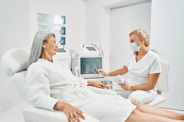 Cheerful mature patient listening to her specialist — Stock Photo, Image