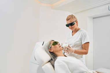 Modern kuaförde çalışan neşeli güzellik ustası.