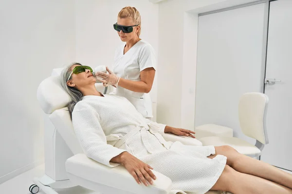 Relaxed female person getting professional beauty procedure — Stock Photo, Image