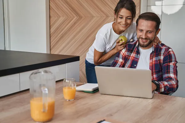 행복 한 부부가 현대식 주택 아파트에서 노트북으로 무엇인가를보고 있다 — 스톡 사진
