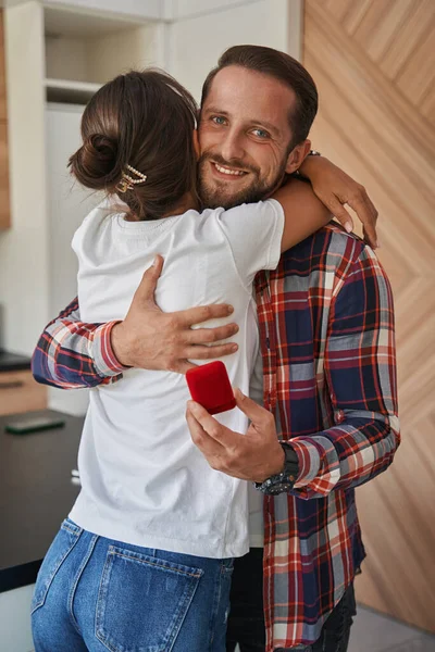 Happy schattige man met charmante dame is verrast tijdens romantische date in de keuken — Stockfoto