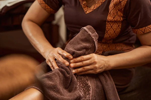 Ліцензований рефлексолог дає пацієнту рефлексологічний масаж — стокове фото