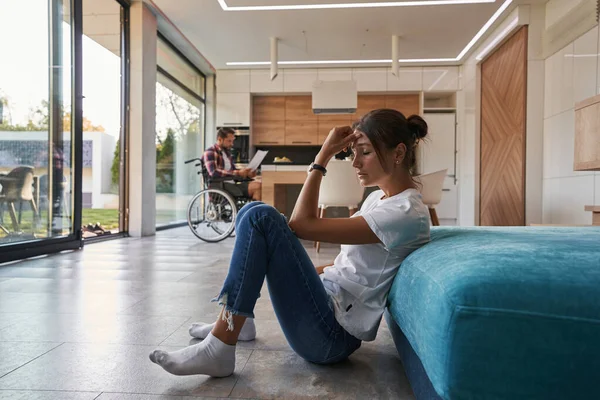 Deprimida mujer caucásica con los ojos cerrados en la habitación en el interior — Foto de Stock