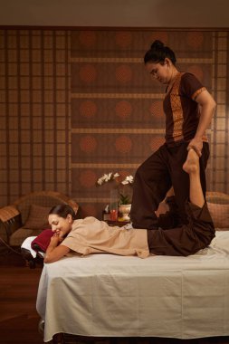 Tecrübeli masöz müşterisini el arabası esneme tekniği kullanarak geriyor.