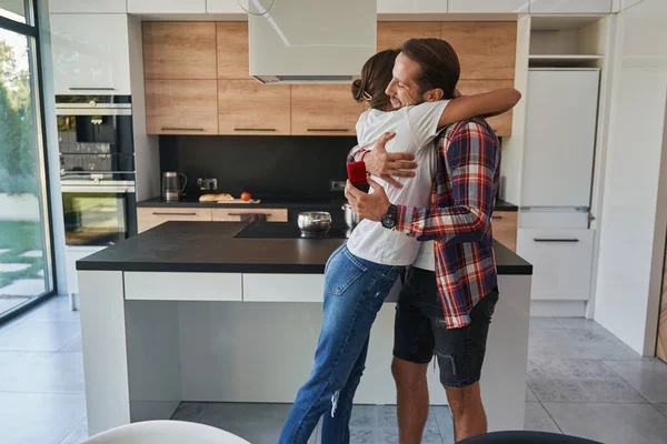 Szczęśliwa elegancka kobieta i przystojny mężczyzna przytula się w swoich nowoczesnych mieszkaniach — Zdjęcie stockowe