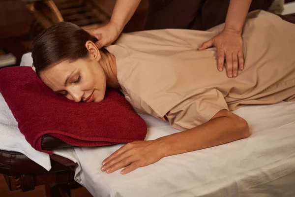 Salón de belleza cliente siesta durante el procedimiento de spa — Foto de Stock