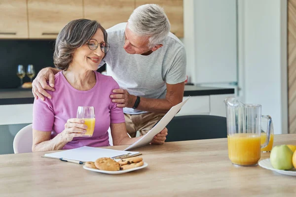 Amante esposo sosteniendo hombros de su trabajadora esposa anciana — Foto de Stock