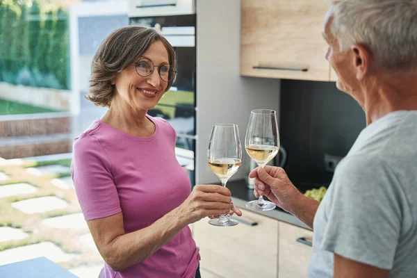 Задоволена старша жінка смердить окуляри зі своїм чоловіком — стокове фото