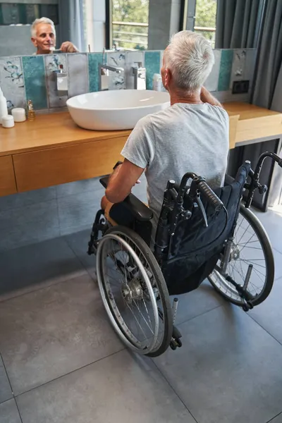 Niepełnosprawny w łazience myje zęby. — Zdjęcie stockowe