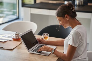 Evde internet sörfü yaparken çevrimiçi çalışan zarif iş kadını.