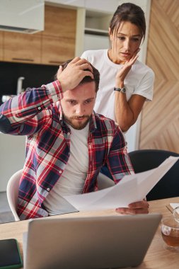 Ortaklık raporuyla depresyondaki sakallı adam ofis bilgisayarında çalışıyor.