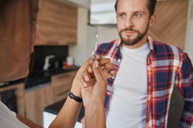 Bayan, erkek arkadaşlarına hayatlarındaki yenilikleri anlatıyor.