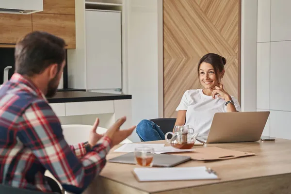 Encantadora dama de negocios en camisa blanca hablando con el hombre de negocios en la habitación en el interior —  Fotos de Stock