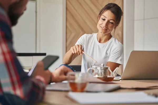 Feliz mujer sonriente empresaria hablando con un socio de negocios no reconocido en apartamentos modernos —  Fotos de Stock