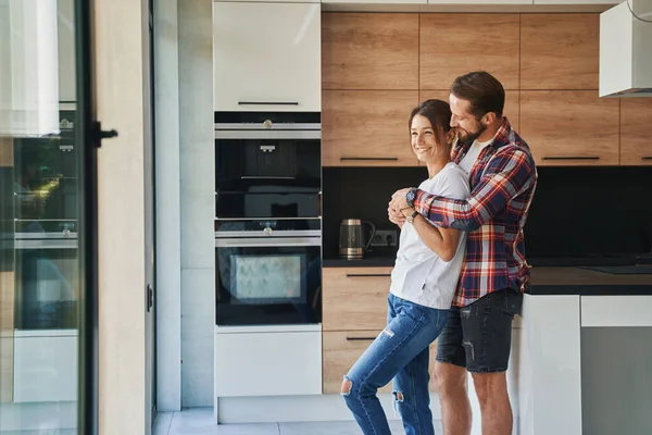 Amar pareja joven descansando juntos en su casa — Foto de Stock