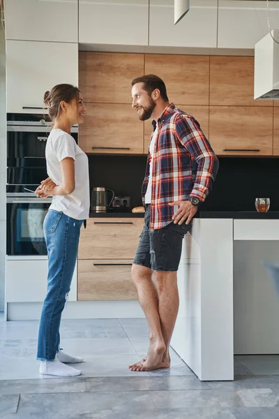 Handsome Caucasian man having conversation with his girlfriend in the home apartments — Stock Photo, Image
