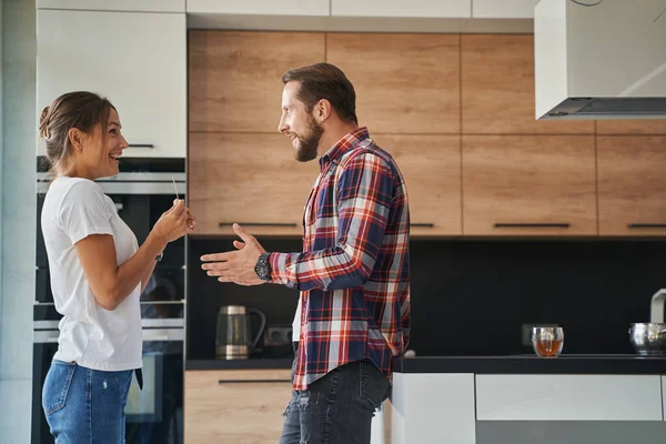 Charmante dame tonen zwangerschapstest aan haar vriend in de kamer binnen — Stockfoto