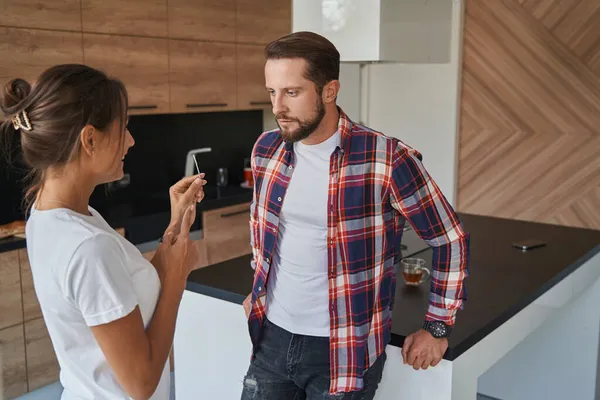 Opgewonden knappe Kaukasische man praten met zijn vriendin in het huis appartementen — Stockfoto