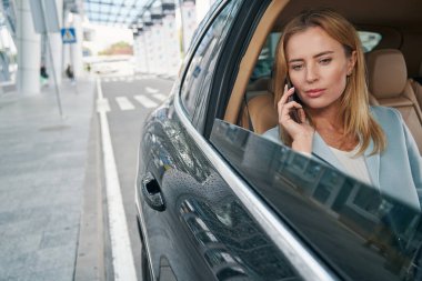 Takside akıllı telefondan bayan yolcu arıyor.