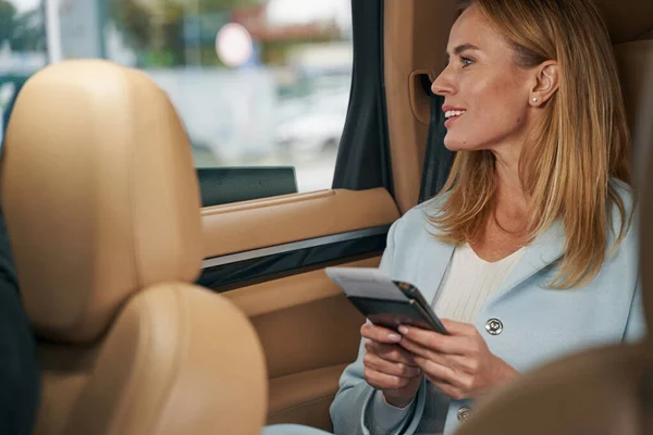 Joyeuse passagère en taxi avec un document de voyage détourné — Photo