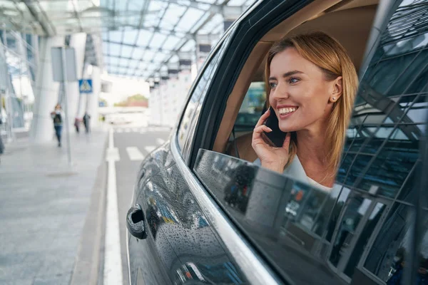 Joyful jovem passageiro do carro falando no celular — Fotografia de Stock