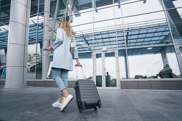 Valise de chariot de transport de passagers à la mode à poignée télescopique — Photo