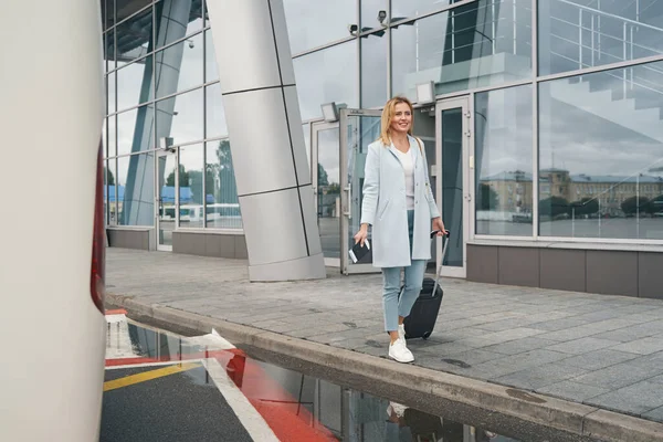 Szczęśliwy turysta z bagażem w pobliżu lotniska budynku terminalu — Zdjęcie stockowe