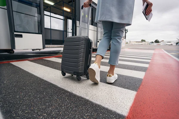 Kvinna med boardingbiljett närmar sig flygplatsen shuttle bus — Stockfoto
