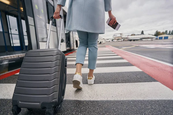 Elegant passagerare med resväska som närmar sig transportfordonet — Stockfoto