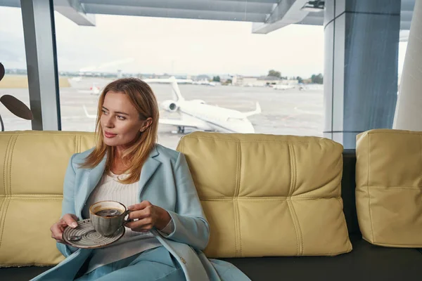 공항 라운지에서 커피를 마시고 있는 관대 한 승객 — 스톡 사진