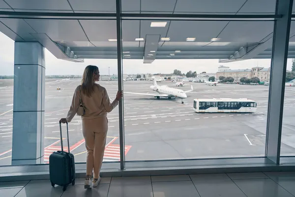 Passagier mit Gepäck steht allein in Flughafen-Lounge — Stockfoto