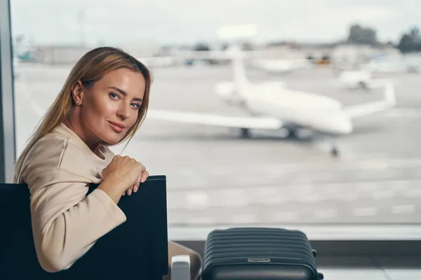 Passeggero di una compagnia aerea tranquilla seduto in sala d'attesa — Foto Stock
