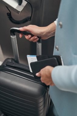 Bagajını havaalanı terminaline bırakan yolcu.