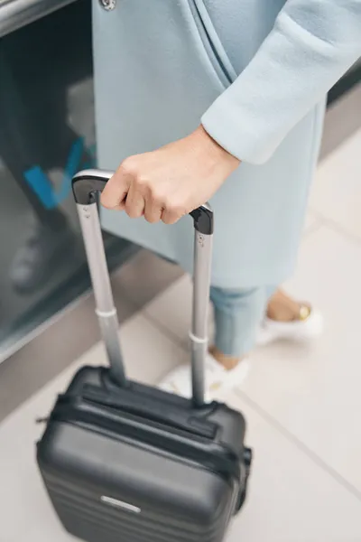 Voyageur aérien debout avec bagages au comptoir d'enregistrement — Photo