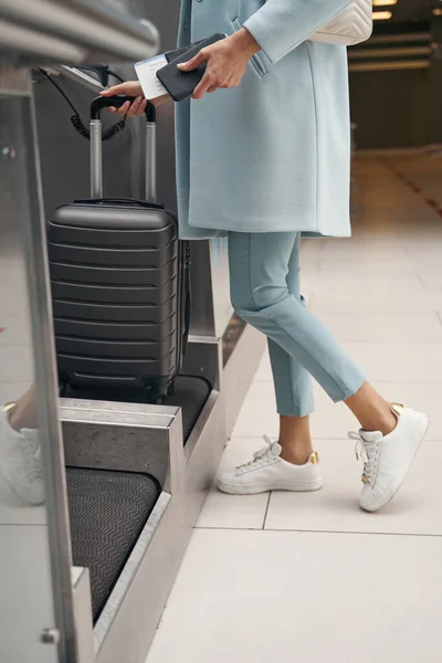 Fluggäste nutzen Selbstbedienungs-Gepäckabgabeeinheit am Flughafen — Stockfoto