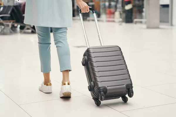 Flygresenär Wheeling bagage genom flygplatsterminalen — Stockfoto