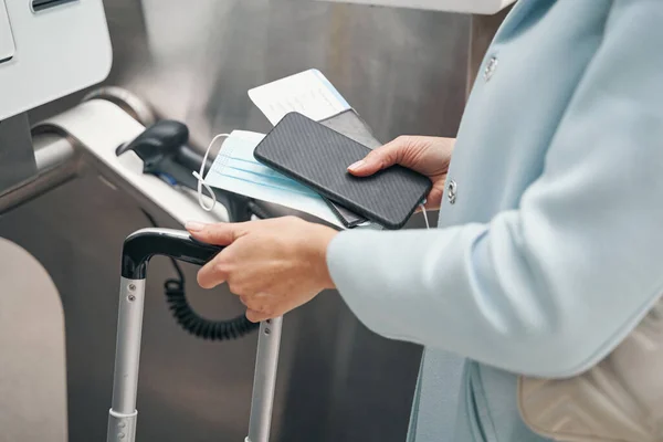 Passagier mit Gepäck und Reisedokumenten am Flughafen-Terminal — Stockfoto