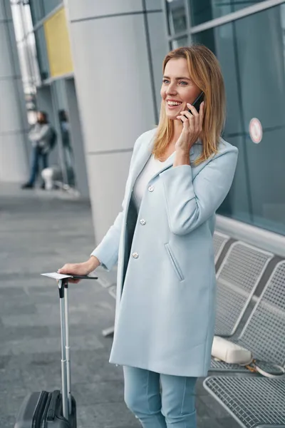 Junger Fahrgast telefoniert im Freien — Stockfoto