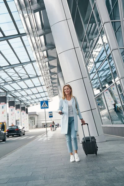 Aangename jonge passagier met bagage op zoek naar afstand — Stockfoto