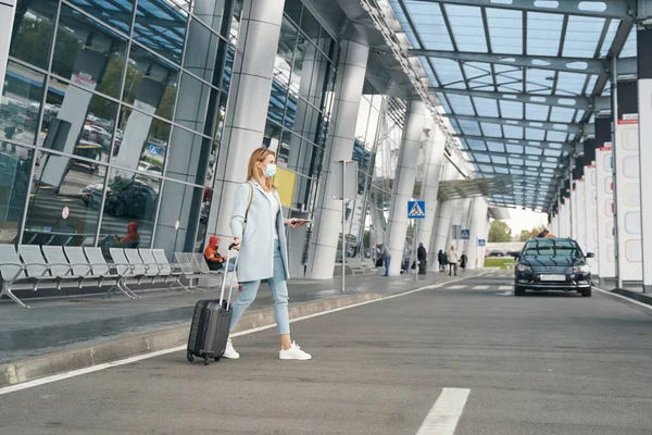 Stilvolle Passagierin mit Gepäck überquert Straße — Stockfoto