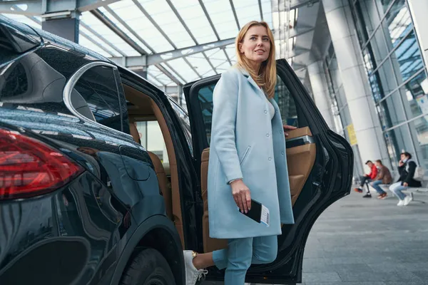 Biletli yolcu taksiden ayrılıyor.