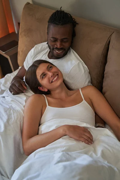 快乐的女人和男人在床上休息 — 图库照片