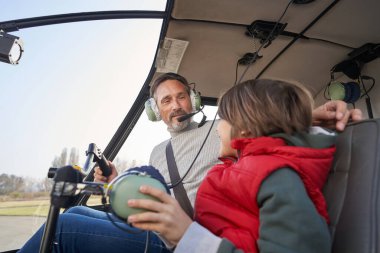 Helikopter uçuşları yardımcı pilotla daha eğlenceli oluyor.