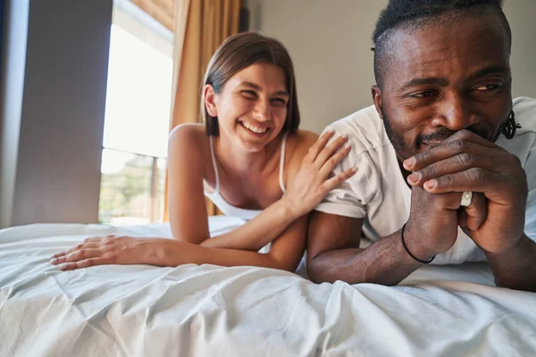 快乐的女士专注于在卧室吸引男性的注意力 — 图库照片