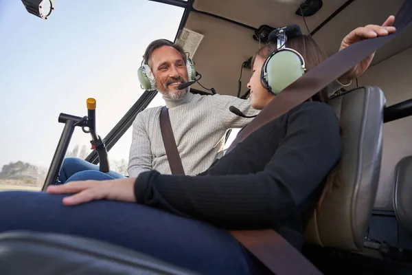 Odpovědný otec pomáhá dítěti s bezpečnostním pásem na letadle — Stock fotografie