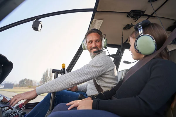 Alegre padre en un vuelo en helicóptero con su hijo — Foto de Stock