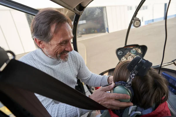 비행기 헤드셋으로 자녀를 도와 주는 자상 한 아버지 — 스톡 사진