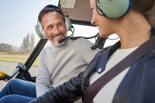 Прекрасная пара, наслаждающаяся временем вместе на частном вертолете