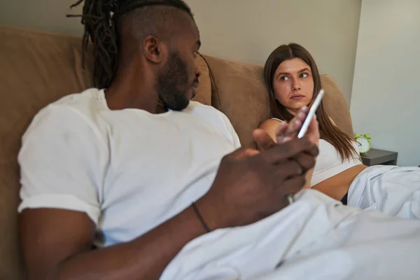 Femme découragée emportant téléphone portable de l'homme — Photo