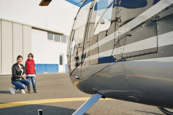 Hermosa madre y su hijo admirando un avión fresco — Foto de Stock